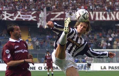 TA：皇马寻求引进后卫和中场；他们愿听取对罗德里戈的报价（TA：皇马欲补强后卫与中场，罗德里戈报价可谈）