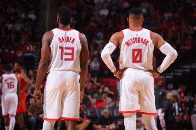 篮球湖人核心球员训练后状态良好（湖人队核心球员训练后状态良佳）