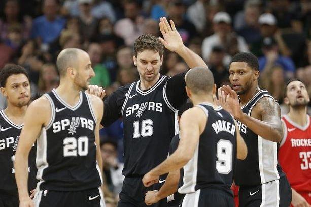 埃姆雷-詹：我还没有恢复到100%；我在中后卫位置上感觉很舒适（埃姆雷-詹：状态尚未完全恢复，但踢中后卫让我很自在）