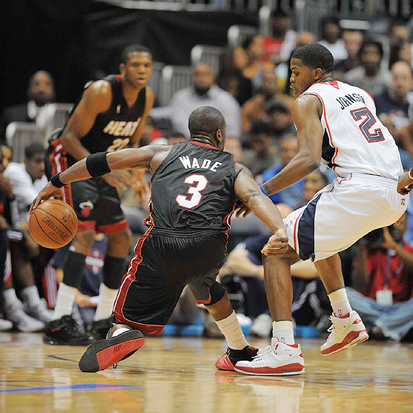 半场战报：拜仁1-0斯图加特，莱默尔脚后跟破门，奥利塞助攻（上半场：拜仁1-0领先斯图加特，莱默尔脚后跟破门，奥利塞送助攻）