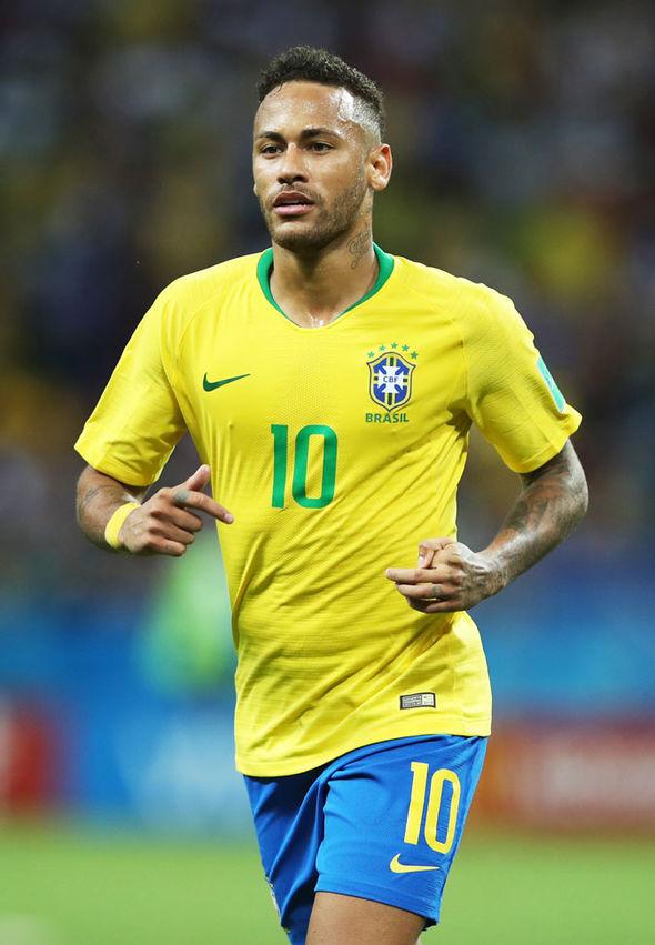 开小会？巴媒：安帅今日训练开始前和维尼修斯交谈了3分钟（巴媒：安切洛蒂今日训练前与维尼修斯交流三分钟）