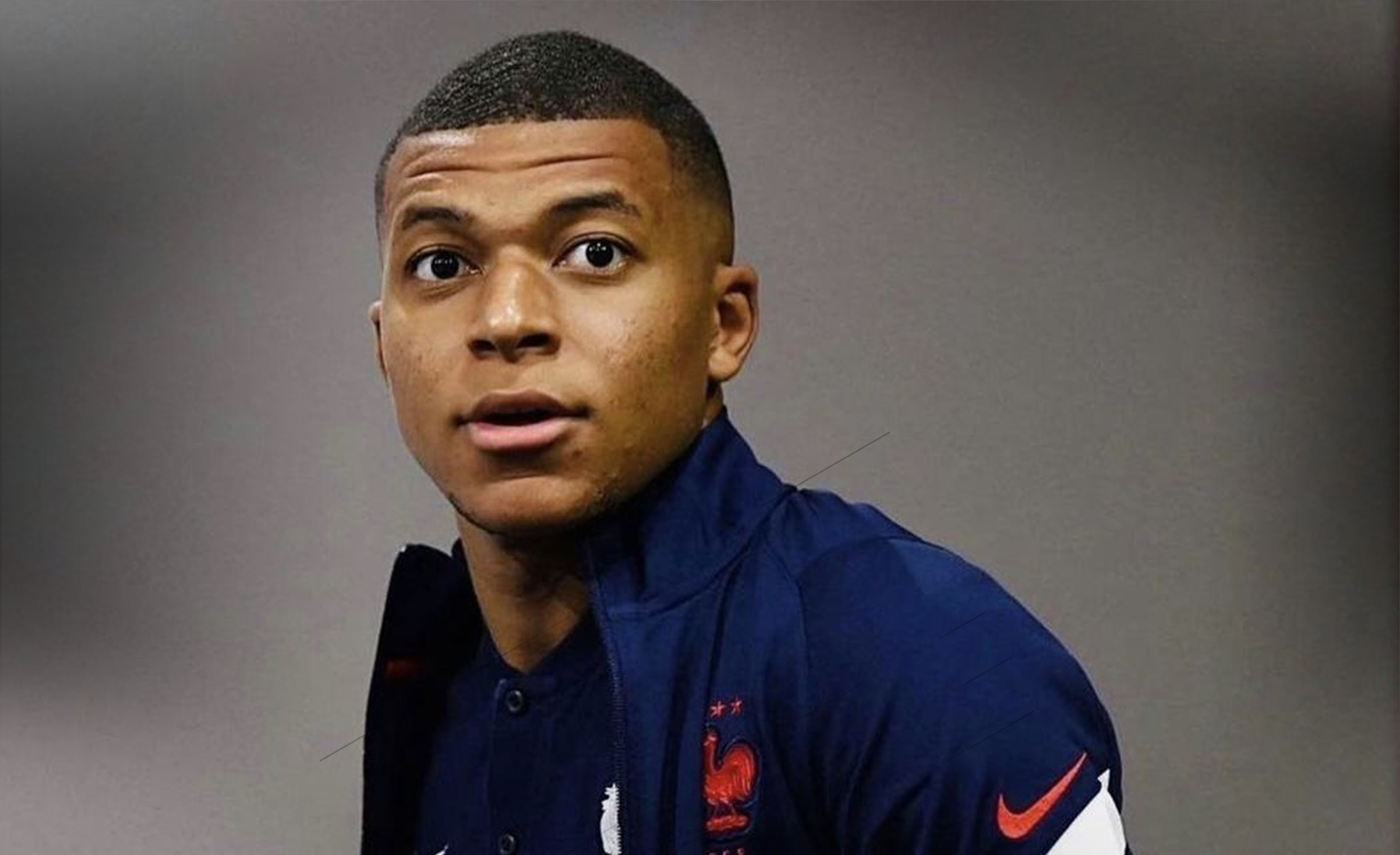 足球装备的科技革新解析（足球装备科技革新深度解读）