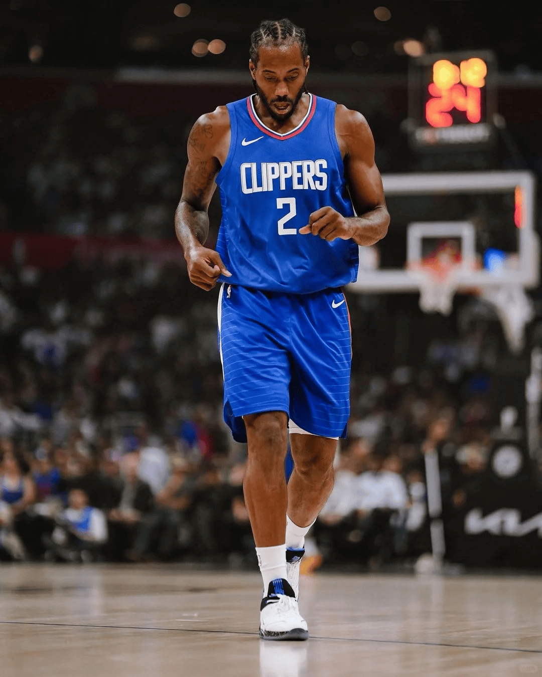 六台：姆巴佩抵达皇马基地接受检查，以确认能否出战周末联赛（六台：姆巴佩已抵皇马基地接受体检，评估能否赶上本周末联赛）