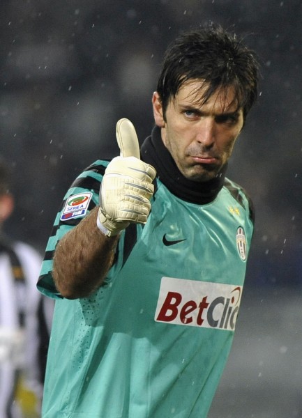 詹姆斯赛后向卡斯尔赠送签名球衣：年轻的国王，继续加油（詹姆斯赛后赠卡斯尔签名球衣：年轻的王者，继续前行）