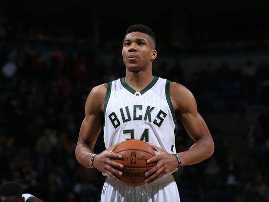 詹姆斯本赛季场均仅15.2分&生涯最低，新秀赛季为20.9分（詹姆斯本季场均仅15.2分创生涯新低，新秀赛季曾达20.9分）