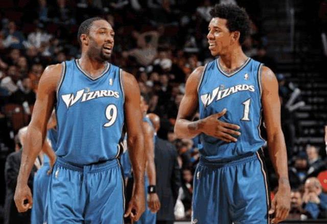 老鹰首节轰41分，杰伦·约翰逊单节6助攻追平生涯纪录（老鹰开局火力全开首节砍下41分，杰伦·约翰逊单节6助攻追平生涯纪录）